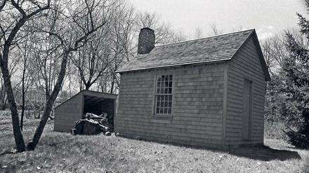 Philosophie in Holz. Nachbau der Hütte am Walden-See bei Concord, in der Henry David Thoreau zwei Jahre, zwei Monate und zwei Tage wohnte. Es war keine Emeritage, der Autor bekam beinahe täglich Besuch.