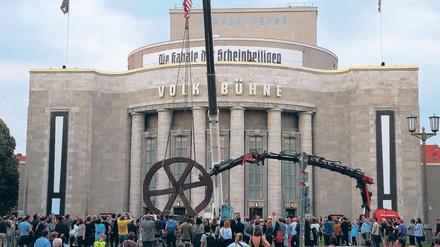 Radwechsel. Der Abbau des Räuberrades auf dem Rosa-Luxemburg-Platz Ende Juni. 