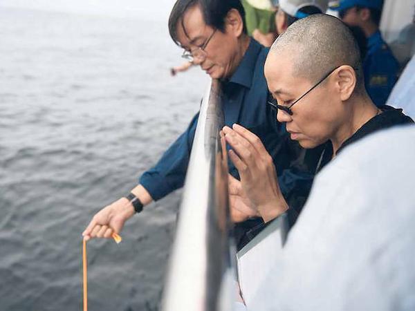 Verstreute Asche. Liu Xiaobos Witwe, die Künstlerin Liu Xia, bei der Seebestattung im Nordosten Chinas – ein vom offiziellen Informationsbüro in Shenyang verbreitetes Bild.