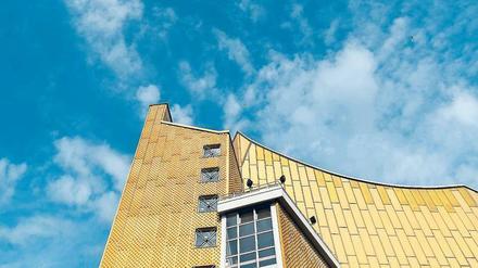 Zirkus Karajani. Die Fassade des Scharoun-Baus ist mit Aluminiumstrukturplatten verkleidet, auch das geschwungene Dach ist mit Aluminium gedeckt.