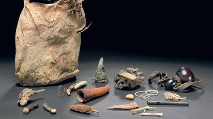 Später Fund. Ein lederner Sack aus Tansania mit Kalebassen, Vogelknochen und Hölzchen wurde durch Zufall im Depot des Ethnologischen Museums wiederentdeckt.