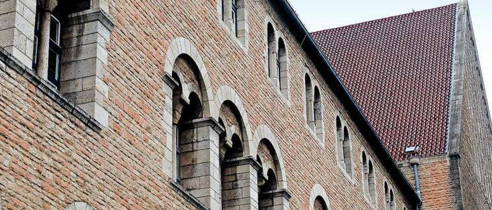 Nach dem Geschmack von Wilhelm II. Im Stil eines romanischen Palasts, also einer Kaiserpfalz, wurde das Landgericht am Tegeler Weg 1901 bis 1906 erbaut.