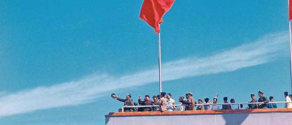 Weng Naiqiangs „Der Vorsitzende Mao auf dem Tian’anmen-Platz“ in Peking, entstanden 1966, hier in einem Farbabzug von 2017.
