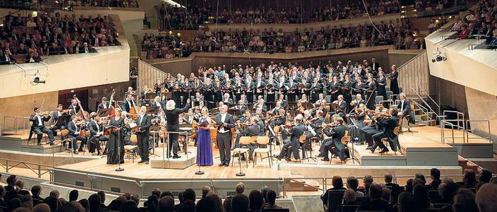 Der Beginn eines langen Abschieds. Simon Rattle nimmt in seiner letzten Berliner Saison mit den Philharmonikern lauter Lieblingsstücke ins Programm. 
