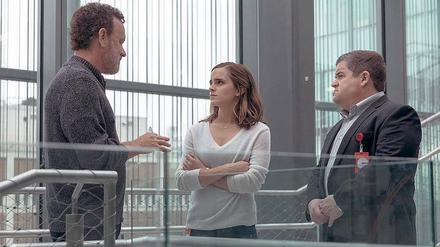 Emma Watson als Mae und Tom Hanks, links, als "Circle"-Boss. Rechts Tom Stenton als Co-Boss Patton Oswalt