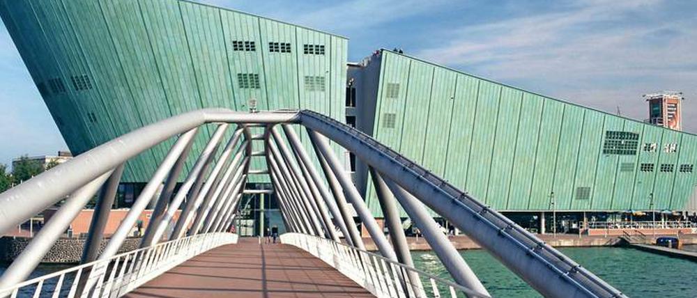 Maritim. Das 1997 von Renzo Piano entworfene New Metropolis Science & Technology Center (Nemo) in Amsterdam.