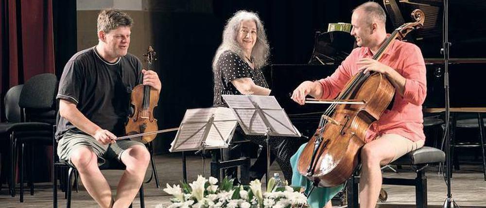 Fast ein Familientreffen. Guy Braunstein, Martha Argerich und Kyril Zlotnikov proben in Jerusalem Dimitri Schostakowitschs Klaviertrio Nr. 2 in e-Moll op. 67.