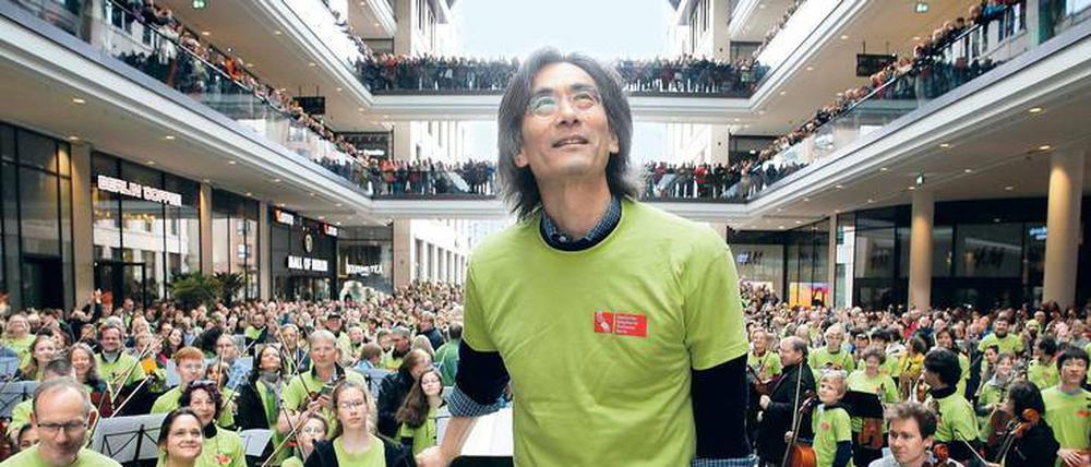 Kultur für alle. Dirigent Kent Nagano leitete vor einem Jahr einen „Symphonischen Mob“ in einer Berliner Shopping Mall.