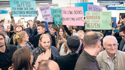 Argument oder Protest? Gegendemonstranten bei einer Lesung mit dem AfD-Politiker Björn Höcke. 