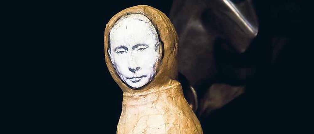 Beißender Spott. Puppe aus der Satire "Putin fährt Ski".