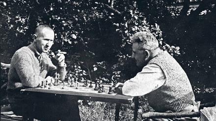 Man weiß nicht, wer gewann.Brecht mit Zigarre und Benjamin beim Schachspiel 1934 im dänischen Exil.
