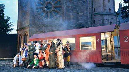Stadtmarketing. Das Ensemble der Nibelungenfestspiele von Worms im vergangenen Sommer. Im Hintergrund steht der berühmte Dom. 
