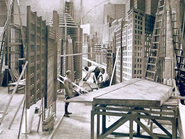 Visionen aus Holz und Papier. Kulissenbau für Fritz Langs Science-Fiction-Film „Metropolis“ in Babelsberg. 