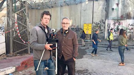 Knallharter Alltag. Dani Levy (r.) und Kameramann Filip Zumbrunn an der Sperrmauer in Ost-Jerusalem. 