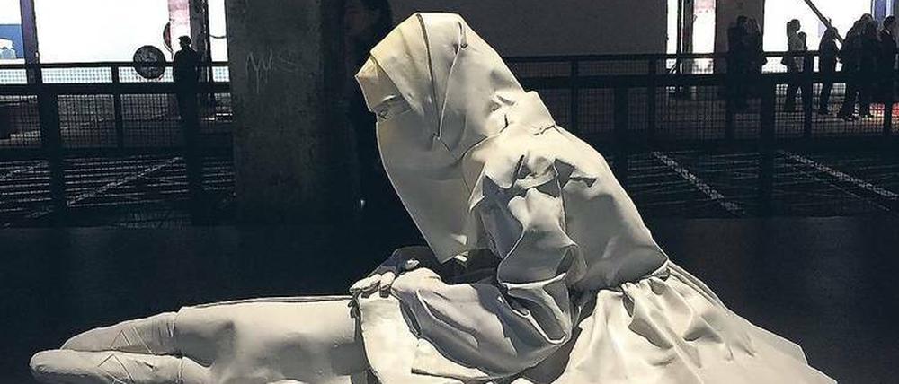 Provokant. Die Skulptur „Hmmm…“ basiert auf einer Performance der katarischen Künstlerin Hana al Saadi. 