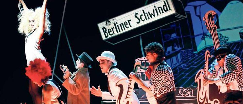 Liebe im Großstadtgetriebe. Szene aus "Alles Schwindel" im Maxim Gorki Theater.