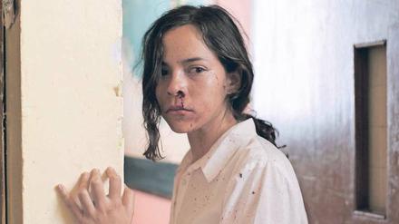 Horror und Begehren. Die junge Mutter Alejandra (Ruth Ramos) lebt in einer unglücklichen Ehe mit Ángel, der eine Affäre mit ihrem Bruder hat.