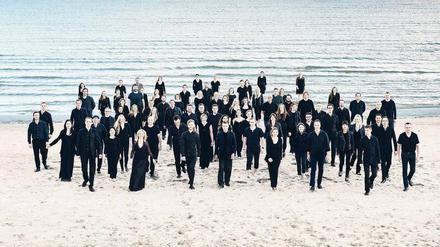 Das Estonian Festival Orchestra am Strand des Seebads Pärnu. 