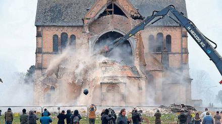 Trotz Greenpeace-Protesten. Letzte Woche musste die neoromanische Kirche dem Tagebau Garzweiler weichen. 