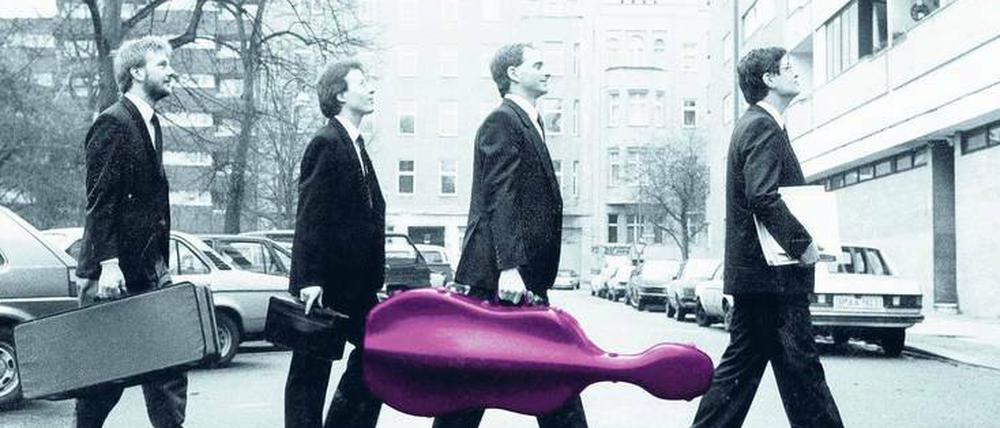 Es war einmal einmal vier junge Männer. Auf dem Weg zum allerersten Konzert im Januar 1988. Brett Dean, Andreas Wittmann, Frank Dodge mit Cello und Phillip Moll (von links). 