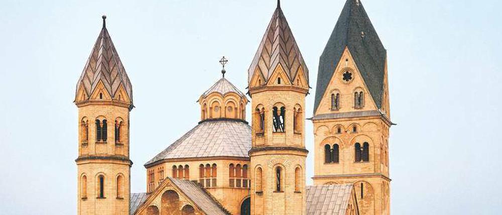 Europäische Romanik. 25 Jahre dauerte der Wiederaufbau der zehn großen romanischen Kirchen Kölns – hier St. Aposteln – nach deren Zerstörung im Zweiten Weltkrieg. Vollendet wurden sie zum „Europäischen Denkmalschutzjahr“ 1975. 
