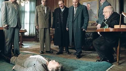 Diktator am Boden. Szene aus Armando Iannuccis „Der Tod von Stalin“.