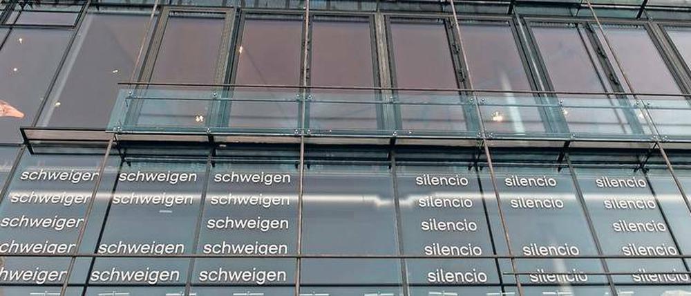 eugen Gomringers Gedicht "schweigen" von 1960 an der Fassade der Akademie der Künste.