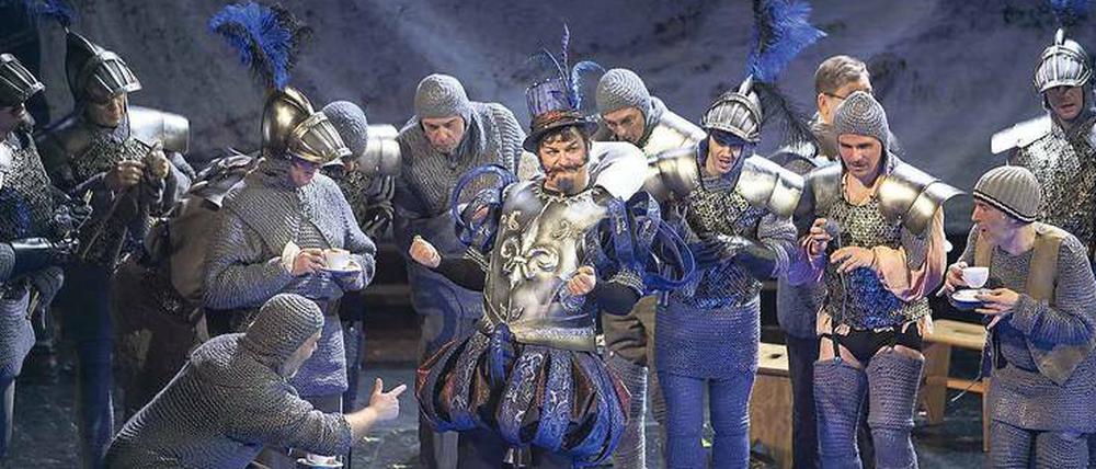 Die Fantasieuniform von Blaubart (Wolfgang Ablinger-Sperrhacke, Mitte) zitiert das Kostüm des Titelhelden in der Kultinszenierung von 1963. 