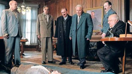 Der sterbende Stalin (Adrian McLoughlin, am Boden) umringt von seinem Führungsstab, darunter Chruschtschow (Steve Buscemi, links) und der designierte Nachfolger Malenkow, (Jeffrey Tambor, zweiter von links). 