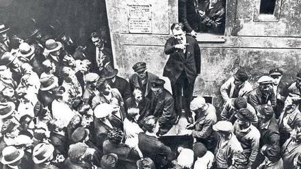 Wahlkampf. Heinz Neumann, Abgeordneter der KPD, hält im September 1930 auf einer Mülltonne stehend eine Rede im Hof einer Weddinger Mietskaserne.