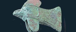 Prunkaxt in Form eines Hahnenkopfs, ein Fund aus Gonur Depe, mindestens 3500 Jahre alt.