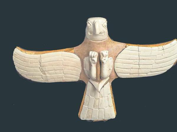  Der Raubvogel aus Fayence und Gold stammt aus einer Königsnekropole in Gonur Depe und ist jetzt im Neuen Museum Berlin zu sehen.