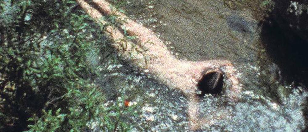 Den Elementen ausgesetzt. Szene aus Ana Mendietas Super-8-Film „Creek“ von 1974. 