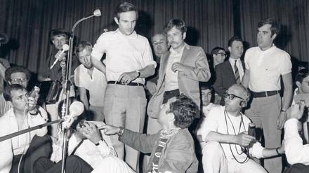 Nouvelle-Vague-Regisseure wie Francois Truffaut (rechts neben dem Mikro) wollten 1968 in Cannes lieber diskutieren als Filme schauen.