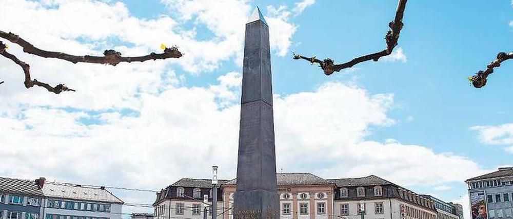 Stele des Anstoßes. Noch steht der Obelisk auf Kassels Königsplatz. 