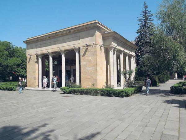 Stalins Heimatstadt hat ihm ein Museum gewidmet, vor dem das Geburtshaus in einer Art Tempel bewahrt wird. 