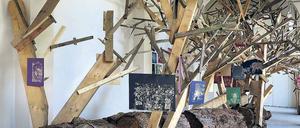 Thomas Kilppers Installation "Entwurzelt" schenkt einem umgestürzten Ahornbaum aus dem Körnerpark ein zweites Leben.