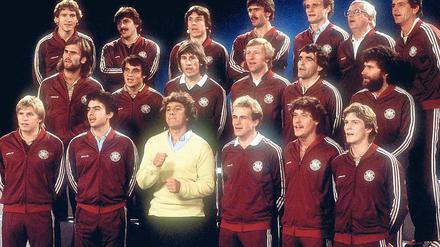 Rumpelsänger. Michael Schanze nimmt 1982 mit der deutschen Fußballnationalmannschaft den Song „Olé Espana“ auf. 