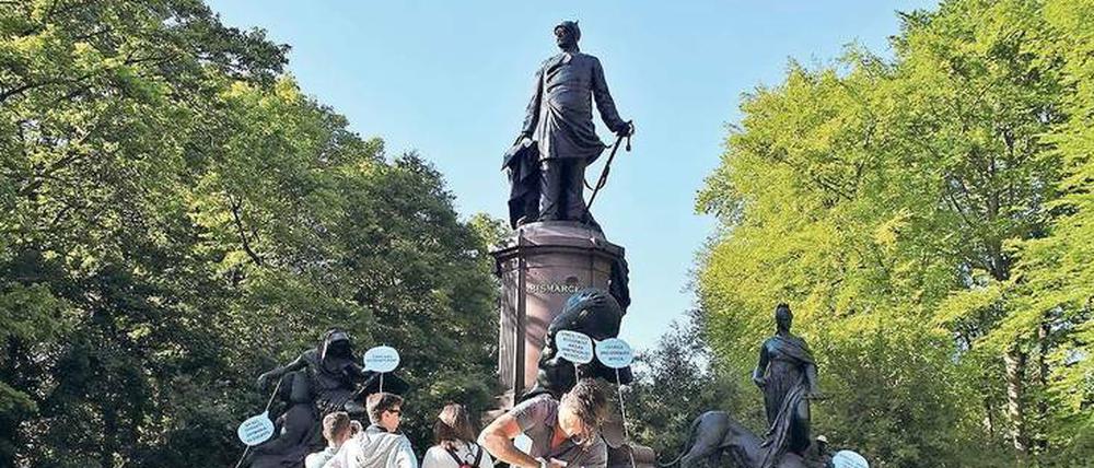Den Kolonialherren an den Kragen. Kunstaktion ums Bismarck-Denkmal im Berliner Tiergarten.