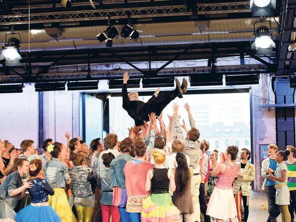 Rhythm is it! Simon Rattle wird von den Jugendlichen des Tanzprojekts in luftige Höhen befördert. 