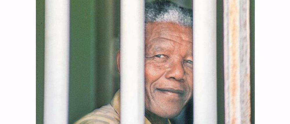 Versöhnung statt Rache. Am 11. Februar 1994 besuchte Nelson Mandela seine ehemalige winzige Gefängniszelle auf Robben Island.