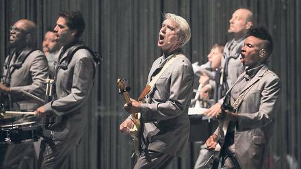 David Byrne (Mittte) hat elf Musikerinnen und Musiker dabei.