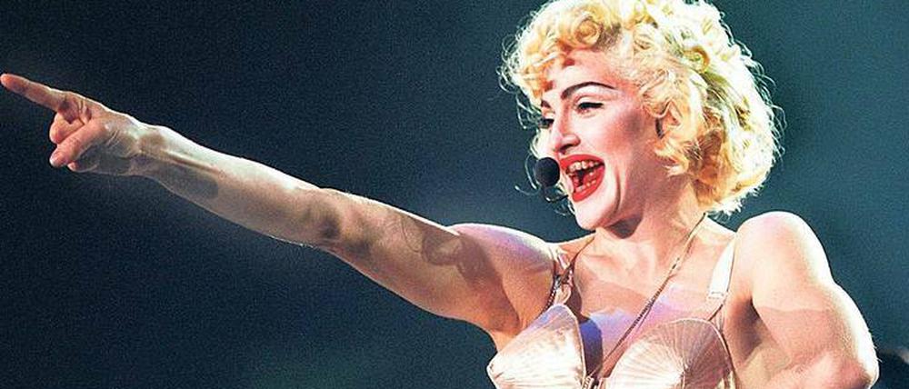 Material Girl. Madonna zeigt sich 1990 beim Dortmunder Konzert ihrer „Blond Ambition World Tour“ im Bustier des Designers Jean Paul Gaultier. 
