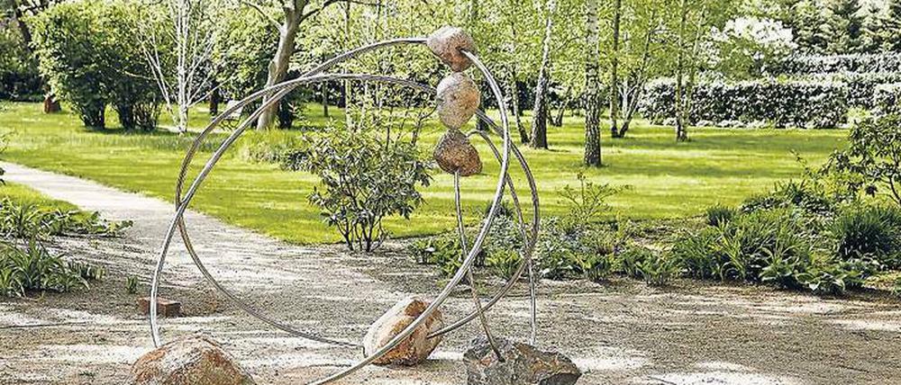 Alicja Kwades Skulptur „Revolution (Gravitas)“ von 2018 aus Steinen und Stahl im Garten der Villa. 