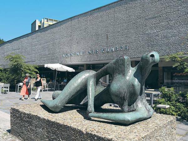 Henry Moores „Liegende“ vor der Akademie der Künste ist auch Gegenstück zu den pathetisch gereckten Männerfiguren der NS-Bildhauer. 