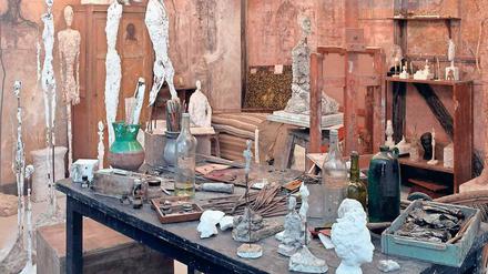 Alberto Giacomettis Atelier ist voller Spuren. Von der Staffelei über das Sofa bis hin zum gefüllten Aschenbecher ist alles noch da. 