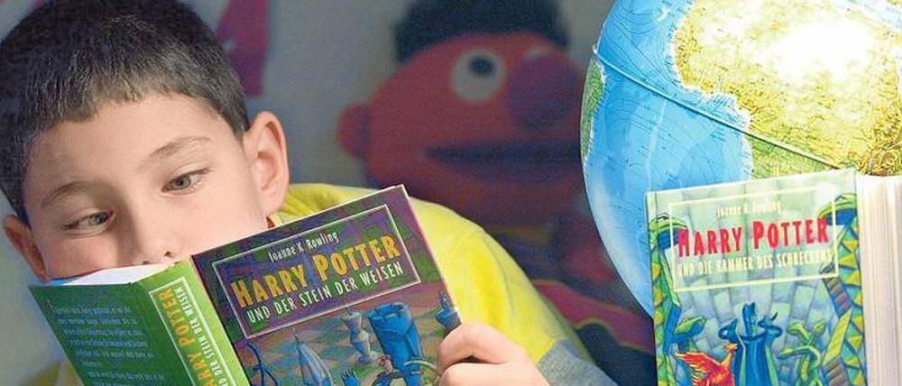 Einer von Millionen. Der achtjährige Arne aus dem mecklenburgischen Pokrent liest den ersten Band der "Harry Potter"-Reihe (2000).