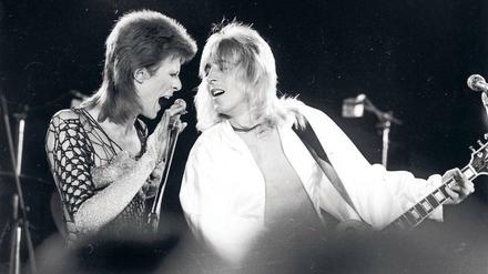 Mehr Glam war nie. David Bowie als Ziggy Stardust, begleitet von Mick Ronson. Mit einem zweideutigen Auftritt in der BBC-Show „Top of the Pops“ lösten sie 1972 einen Skandal aus.