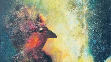 Aus den Tiefen der Abstraktion. Die Bilder von Julia Schramm entstehen zunächst spontan. Die Künstlerin schüttet Farbe auf die Leinwand, erst danach trägt sie Motive mit Pinsel, Lappen, Finger auf – mit Vorliebe Vögel wie bei dem Gemälde „Kühlender Wald“.