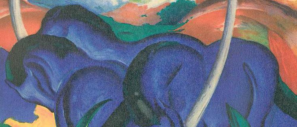 Das Plakat zur Ausstellung in London mit einer Abbildung der „Großen Blauen Pferde“ (1911) von Franz Marc.